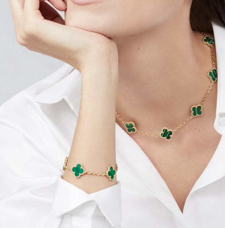 chic cleef necklace model (2)
